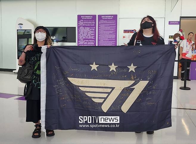 ▲ 페이커를 응원하는 중국 현지 팬들. ⓒ항저우(중국), 박정현 기자