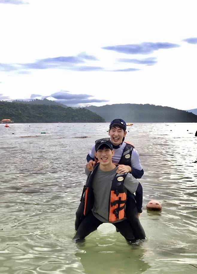 ▲ 코타키나발루 여행에서 이덕현 트레이너가 김태근을 업고 사진을 찍었다. ⓒ 김태근