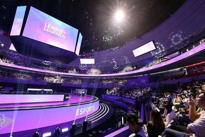 ▲ 28일 중국과 한국의 경기가 열린 항저우 e스포츠센터는 4500석이 매진됐다. ⓒ연합뉴스