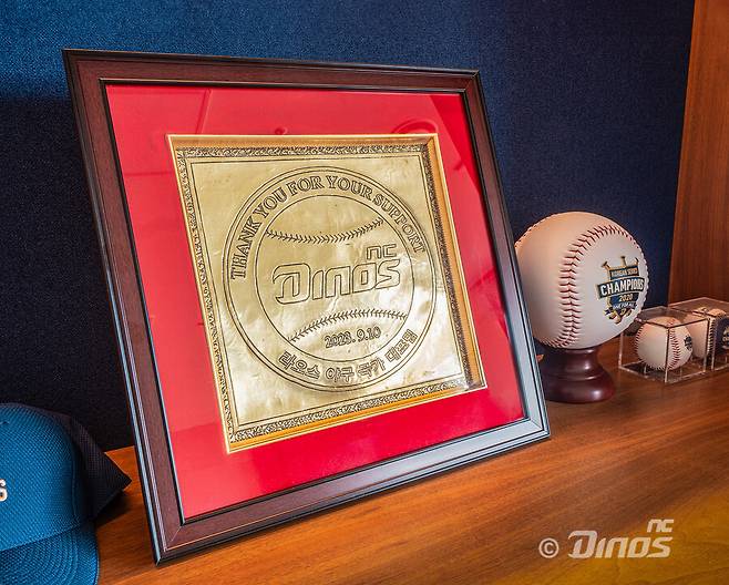 ▲ 라오스 야구 국가대표팀 선수의 아버지로부터 NC에 전해진 감사패 ⓒ NC 다이노스