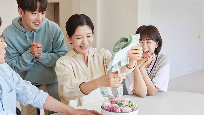 부모님 용돈은 다루기 애매하다. 자칫하면 부모님과의 관계가 틀어질 수 있다.[사진=게티이미지뱅크]