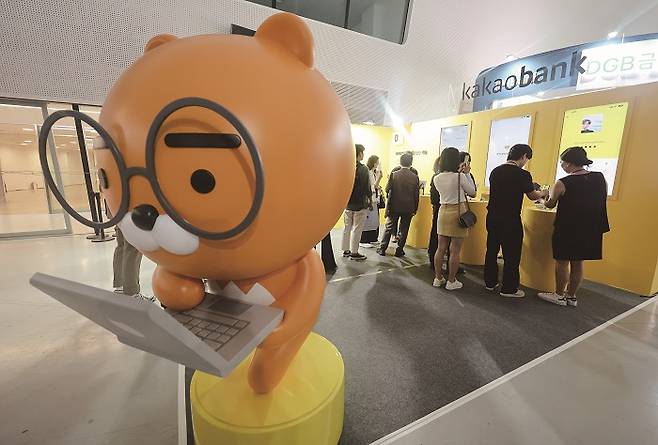 인터넷전문은행은 산업 경쟁의 메기 역할을 해냈지만, 갈수록 혁신성이 떨어진다는 평가를 받고 있다.[사진=뉴시스]