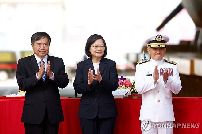 '하이쿤' 진수식에 참석한 차이잉원(가운데) 대만 총통 Taiwan's President Tsai Ing-wen applauds with CSBC Corporation, Taiwan, Chairman Cheng Wen-lon during the launching ceremony of Haikun, Taiwan's first domestically built submarine, in Kaohsiung, Taiwan September 28, 2023. REUTERS/Carlos Garcia Rawlins