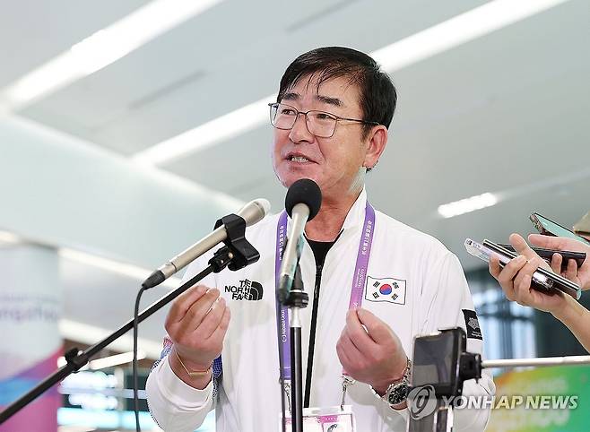 취재진 질문 답하는 류중일 감독 (항저우=연합뉴스) 이지은 기자 = 대한민국 야구대표팀 류중일 감독이 28일 중국 항저우 샤오산 국제공항을 통해 입국한 뒤 취재진의 질문에 답하고 있다. 2023.9.28 jieunlee@yna.co.kr