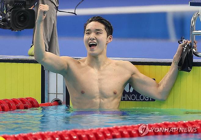 김우민 자유형 800m 금메달, 2관왕 달성 (항저우=연합뉴스) 류영석 기자 = 28일 중국 항저우 올림픽 스포츠센터 수영장에서 열린 2022 항저우 아시안게임 수영 남자 접영 50ｍ 결승에 출전한 김우민이 금메달을 확정 지은 뒤 환호하고 있다. 2023.9.28 ondol@yna.co.kr