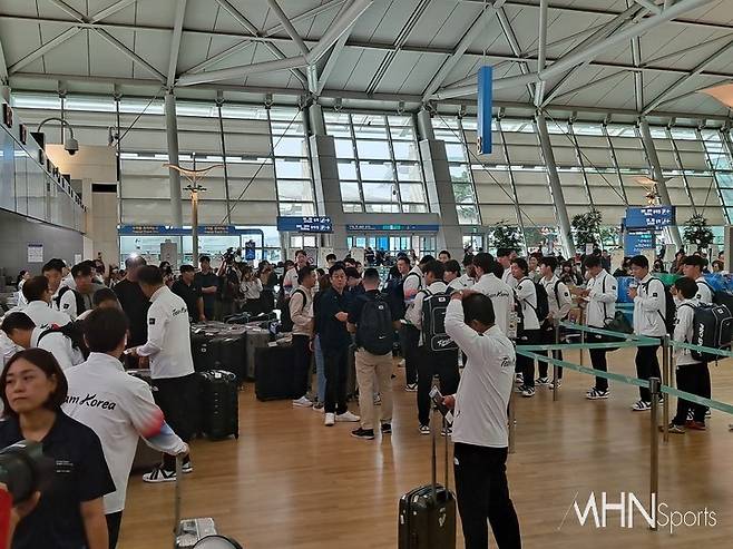 출국을 준비하는 대한민국 선수단. 사진(인천)=김현희 기자