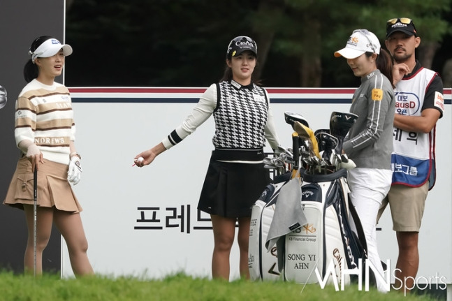 이세희가 29일 열린 KLPGA 투어 대보 하우스디 오픈 1라운드에서 동반자 안송이, 유효주 등과 출발 준비를 하고 있다.(사진=파주, 박태성 기자)