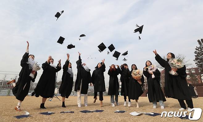 7일 오전 경기 수원시 권선구 수원여자대학교에서 열린 2022학년도 학위수여식에서 졸업생들이 기념촬영을 하고 있다. 2023.2.7/뉴스1 ⓒ News1 김영운 기자