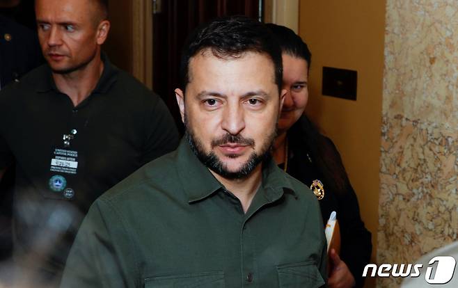 21일(현지시간) 볼로디미르 젤렌스키 우크라이나 대통령이 미 상원의원들을 만나기 위해 국회의사당을 방문하고 있다. 2023.09.21/뉴스1 ⓒ 로이터=뉴스1 ⓒ News1 김민수 기자