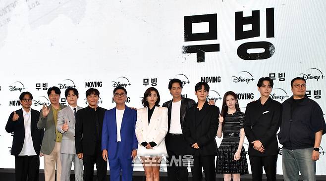 강풀 작가와 박인제 감독, 출연자들이 3일 삼성동 그랜드인터콘티넨탈 파르나스에서 열린 디즈니플러스 새 시리즈 ‘무빙’ 제작발표회 무대에 올라 포토타임을 갖고 있다. 강영조기자 kanjo@sportsseoul.com