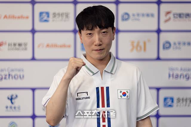 김관우가 27일 중국 항저우 e스포츠센터에서 열린 대회 e스포츠 ‘스트리트파이터5’ 종목 승자조 결승에서 승리한 후 포즈를 취하고 있다. 사진 | 공동취재단