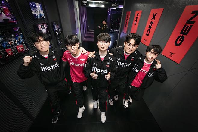 이상혁의 복귀로 다시 '완전체'가 된 T1 선수들이 지난 4일 리브 샌드박스를 꺾고 5할 승률로 정규리그를 마친 후 함께 모여 기뻐하고 있다. 사진제공=LCK