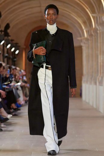 로에베, 빅토리아 베컴, 루이 비통 등 많은 패션쇼에서 메탈 체인 백이 등장했다. 메탈 체인 백은 단순한 패션도 돋보이게 하는 주얼리가 되어준다. 빅토리아 베컴 홈페이지.