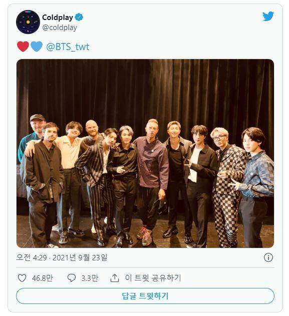 2021년 9월 미국 뉴욕을 방문한 방탄소년단(BTS)이 디자인 한복을 입은 록밴드 콜드플레이 멤버들과 기념사진을 찍고 있다. 이 한복은 BTS가 곡 '마이 유니버스' 작업을 함께한 콜드플레이에게 한국을 알리기 위해 선물한 것이다. BTS 트위터 캡처.