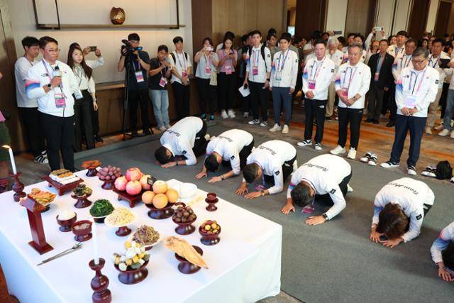 2022 항저우 아시안게임에 참가 중인 대한민국 선수단이 29일 중국 항저우의 한 호텔에서 추석 차례를 지내고 있다. 항저우=뉴스1