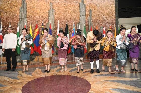 올해 6월 스위스 제네바에서 열린 아시아 웨딩 페스티벌에서 태국 대표단이 결혼식 관습과 문화적 전통을 선보이고 있다. 신화통신=연합뉴스