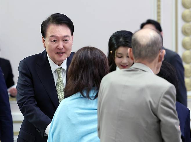 윤석열 대통령과 부인 김건희 여사가 추석인 29일 청와대 영빈관에서 열린 원폭 피해 동포 오찬 간담회에 입장하고 있다. / 사진 = 연합뉴스