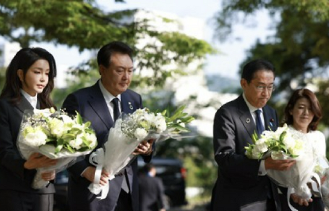 지난 5월 히로시마에서 한국인 원폭 희생자 위령자에 참배하는 한일 정상 / 사진 = 연합뉴스