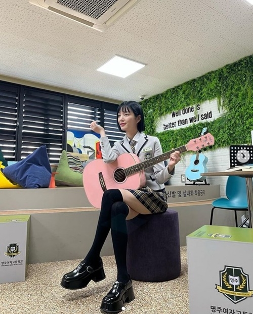 Actor Lee Yu-bi encouraged the  ⁇ 7 Escape  ⁇  main room.Lee Yu-bi posted an article and a photo on his instagram on the afternoon of the 29th.Woman with a Parasol - Madame Monet and Her S will become superstars in all sorts of ways.Inside the picture is Lee Yu-bi sitting with a guitar.He boasted a lovely visual and superior ratio, but he also chic and cool with his guitar.In another photo, Lee Yu-bi, who is taking a mirror selfie, was captured.Lee Yu-bi, who had a good haircut, also boasted a lovely and refreshing charm with a bright smile.