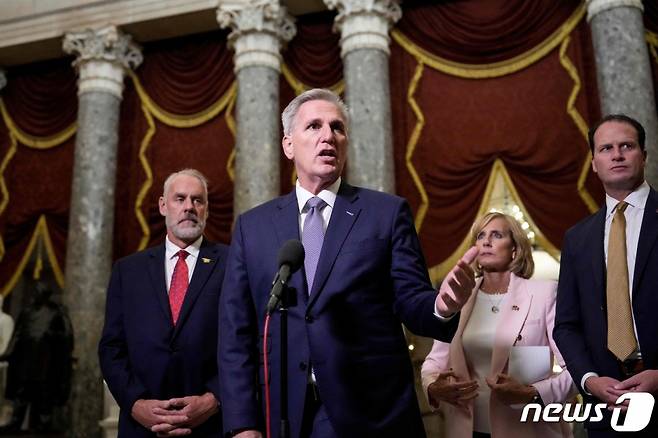 (워싱턴DC AFP=뉴스1) 김기성 기자 = 26일(현지시간) 케빈 매카시 미국 하원의장이 국회의사당 스태츄어리홀에서 기자들의 물음에 답하고 있다. 매카시 의장은 이날 "오는 금요일에 정부 예산을 표결에 부치길 원한다"고 밝혔다. 2023.9.27.  ⓒ AFP=뉴스1  Copyright (C) 뉴스1. All rights reserved. 무단 전재 및 재배포,  AI학습 이용 금지.