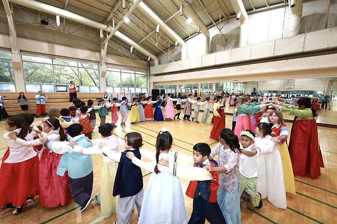 [울산=뉴시스]26일 울산 현대외국인학교에서 '추석맞이 한국문화 체험행사'가 열린 가운데 외국 어린이들이 강강술래 놀이를 하고 있다. (사진=현대외국인학교 제공) 2023.09.26. photo@newsis.com *재판매 및 DB 금지