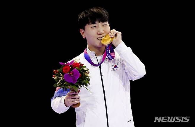 [항저우=뉴시스] 정병혁 기자 = 28일 중국 항저우 E스포츠센터에서 열린 2022 항저우 아시안게임 E스포츠 '스트리트 파이터 V' 시상식에서 금메달을 차지한 김관우가 메달을 들어보이고 있다. 2023.09.28. jhope@newsis.com