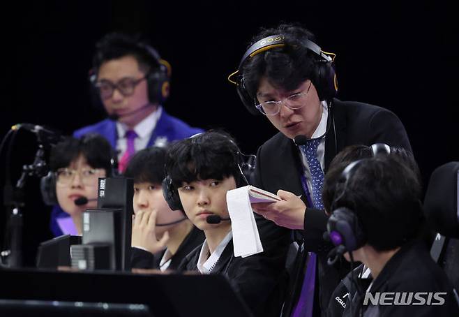 [항저우=뉴시스] 고승민 기자 = 29일 중국 항저우 E스포츠센터 FOP아레나에서 열린 2022 항저우 아시안게임 E스포츠 '리그 오브 레전드' 결승 한국 대 대만 경기, 김정균 감독이 작전지시를 하고 있다. 2023.09.29. kkssmm99@newsis.com