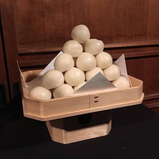 일본은 음력설을 폐지한 메이지 유신 때부터 매년 양력 8월15일을 오봉(お盆)절이라 부르며 추석처럼 지낸다. 이날이면 찹쌀을 조그맣게 빚어 달콤한 고물이나 시럽 등을 얹은 ‘츠키미당고’(月見團子)를 먹는다. 위키미디어커먼스