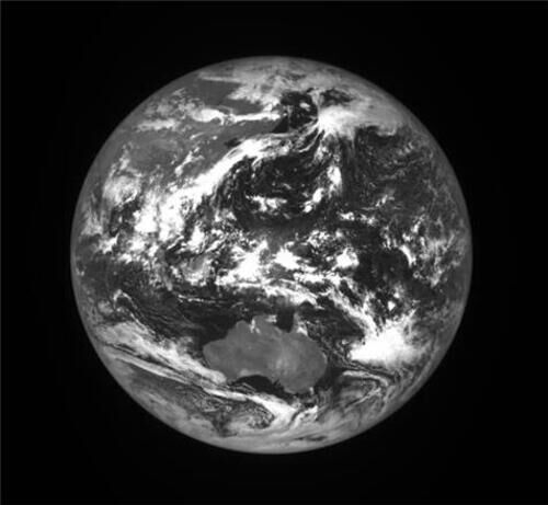 "추석 잘 보내세요"…우리나라 최초의 달 궤도선 '다누리'가 보내온 지구 사진. (사진=한국항공우주 연구원 제공)