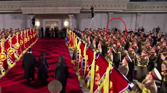 김정은 부부와 주애가 입장할 때 멀리 떨어져 서 있는 김여정(빨간 원)