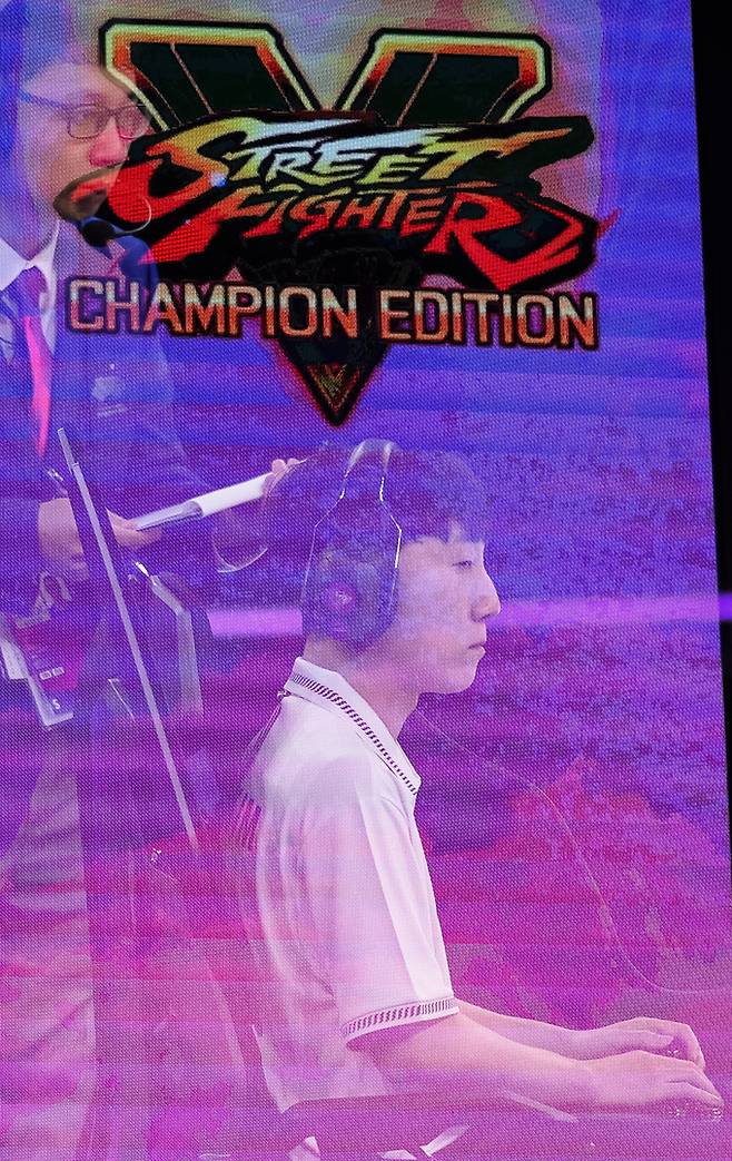 김관우가 28일 중국 항저우 베이징위안 생태공원 내 e스포츠 주경기장에서 열린 2022 항저우 아시안게임 '스트리트 파이터V' 결승 경기에서 대만 시앙 유린과 경기를 펼치고 있다. 뉴스1