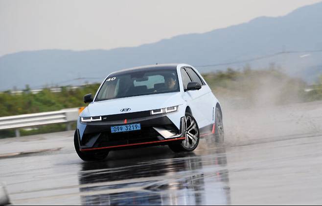 아이오닉5N이 젖은 노면에서 드리프트를 하는 모습. 현대차 제공