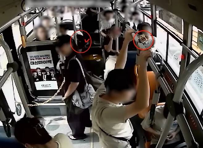지난 7월28일 오후 한 시내버스에서 중학생이 졸고 있는 모습이 담긴 버스 내부&nbsp;폐쇄회로(CC)TV 장면.&nbsp;휴대폰을 하는 다른 승객의 손 흔들림으로 미루어보아 버스는 서행 중이었던 것으로 추정된다.&nbsp;‘한문철TV’ 유튜브 영상 갈무리