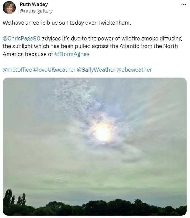 28일(이하 현지시간) 영국 곳곳에서는 ‘푸른 태양’(사진)을 목격했다는 SNS 게시물이 쏟아졌다