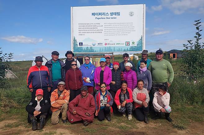 페이퍼리스 생태림 사업에 참여하고 있는 어기노르 솜 마을 주민들. 대다수는 과거 유목민이었으나 이상기후로 큰 피해를 입었다. ⓒ시사IN 이오성
