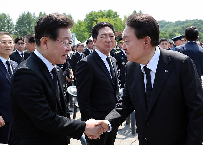 윤석열 대통령이 지난 6월6일 서울 동작구 국립서울현충원에서 열린 제68회 현충일 추념식에서 더불어민주당 이재명 대표와 악수하고 있다. ⓒ연합뉴스