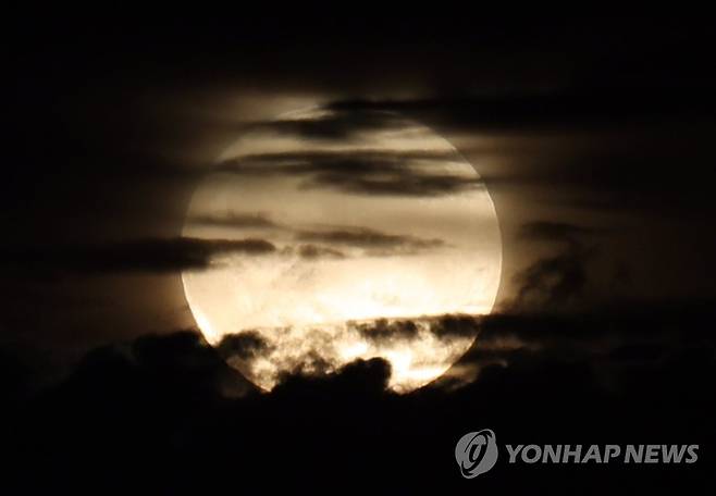 구름 사이 둥근 달 [연합뉴스 자료사진]