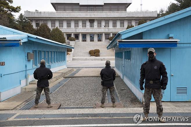 경기도 파주시 판문점에서 군사분게선을 지키는 병사들 [EPA 연합뉴스자료사진. 재판매 및 DB 금지]