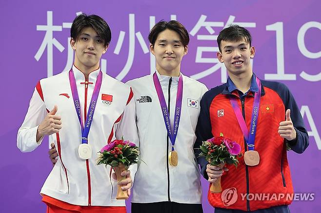 자유형 800m 아시아 정상 김우민 (항저우=연합뉴스) 류영석 기자 = 28일 중국 항저우 올림픽 스포츠센터 수영장에서 열린 2022 항저우 아시안게임 수영 남자 자유형 800ｍ에서 금메달을 딴 김우민이 수상자들과 기념 촬영하고 있다. 2023.9.28 ondol@yna.co.kr