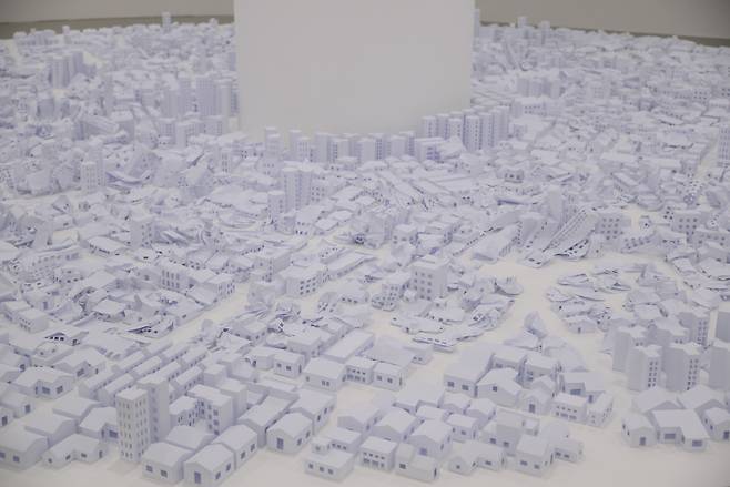 Dance on the city, 하태범, 가변설치, 종이, 퍼포먼스, 2023