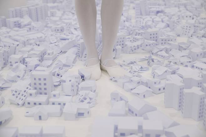 Dance on the city, 하태범, 가변설치, 종이, 퍼포먼스, 2023