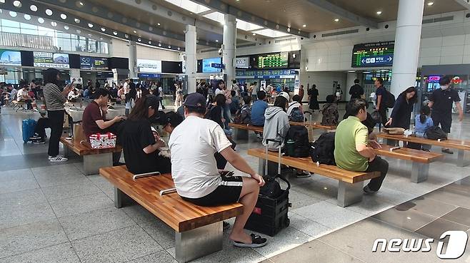 30일 오후 대전역 대합실에서 귀경객들이 기차를 기다리고 있다. .2023.9.30./뉴스1 ⓒ News1 허진실 기자