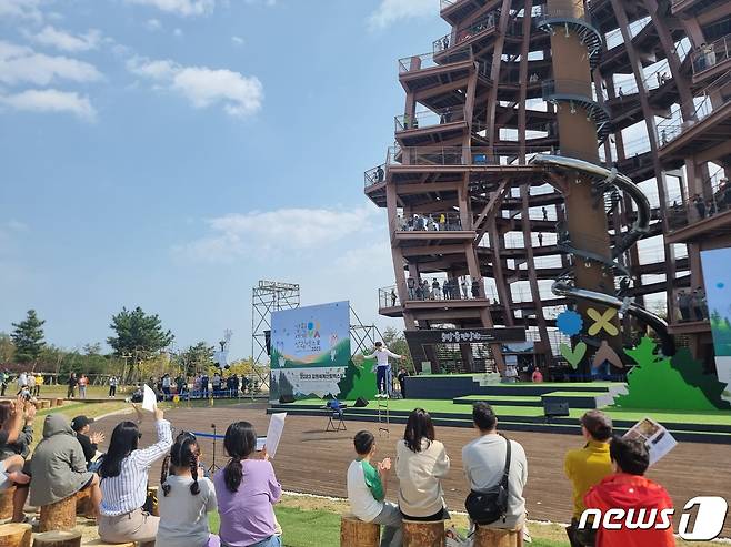 '2023강원세계산림엑스포' 행사장 내에서 마술트롯공연이 펼쳐지고 있다.(강원세계산림엑스포조직위원회 제공) 2023.9.30/뉴스1