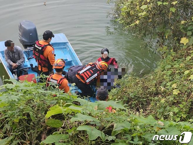 30일 오후 5시14분쯤 충북 보은군 회남면 조곡리 대청호에서 신원을 알 수 없는 남성이 숨진 채 발견돼 소방당국이 시신을 인양하고 있다.(보은소방서 제공)/뉴스1