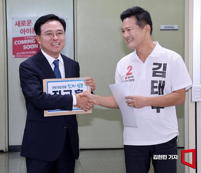 다음 달 11일 치러지는 서울 강서구청장 보궐선거 후보자 등록 첫날인 21일 서울 강서구 선거관리위원회에서 진교훈 더불어민주당 후보와 김태우 국민의힘 후보가 악수를 하고 있다. 사진=김현민 기자 kimhyun81@