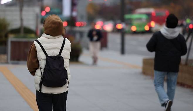 서울 광화문광장에서 두툼한 옷을 입은 시민들이 길을 걷고 있다.[이미지출처=연합뉴스]