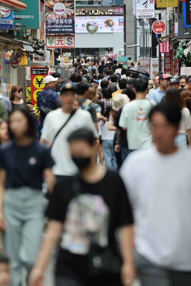 지난달 27일 서울 명동이 외국인 관광객들로 북적이고 있다. [이미지출처=연합뉴스]