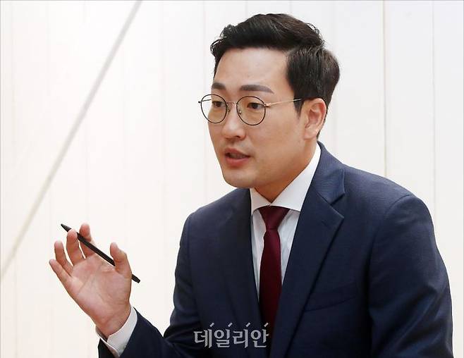 이동석 전 대통령실 행정관이 서울 여의도 국회의사당 인근에서 데일리안과 인터뷰를 갖고 있다. MBN 정치부 기자 출신인 이 전 행정관은 지난 6월 대통령실을 사직한 뒤, 지난 10일에는 충북 충주 더 베이스 호텔에서 '바로 서는 충주' 출판기념회를 열었다. ⓒ데일리안 홍금표 기자