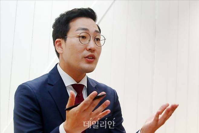 이동석 전 대통령실 행정관이 서울 여의도 국회의사당 인근에서 데일리안과 인터뷰를 갖고 있다. MBN 정치부 기자 출신인 이 전 행정관은 지난 6월 대통령실을 사직한 뒤, 지난 10일에는 충북 충주 더 베이스 호텔에서 '바로 서는 충주' 출판기념회를 열었다. ⓒ데일리안 홍금표 기자
