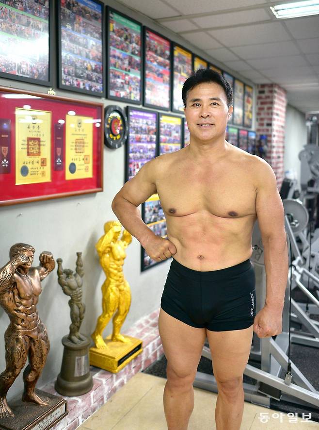 창용찬 대한보디빌딩협회 코치아카데미 원장. 2018년 11월 3일 donga.com에 “40대 초반 졸도, 겉은 멀쩡 속은 썼어 있었다”,  2020년 7월 2일 자 동아일보에 ‘’충분한 단백질 섭취가 노년 근육손실 막는다‘의 주인공으로 쓴 인물이다. 그는 고등학교에 보디빌딩에 입문해 선수생활을 마친 뒤에는 마라톤, 철인3종 등산, 사이클 등으로 건강을 관리하고 있다. 양종구 기자 yjongk@donga.com